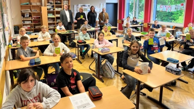In der Klasse 4a der Grundschule Vilseck freuten sich die Kinder über die Nachbarschafts-Päckchen. Übergeben wurden sie von 1.Bürgermeister Hans-Martin Schertl und Christina Bauer (hinten 2.v.r.). Rektorin Petra Ligensa (2.v.l.) und Lehrerin Claudia Rode (hinten rechts) begrüßen diese tolle Aktion. (Bild: Stefanie Gradl)
