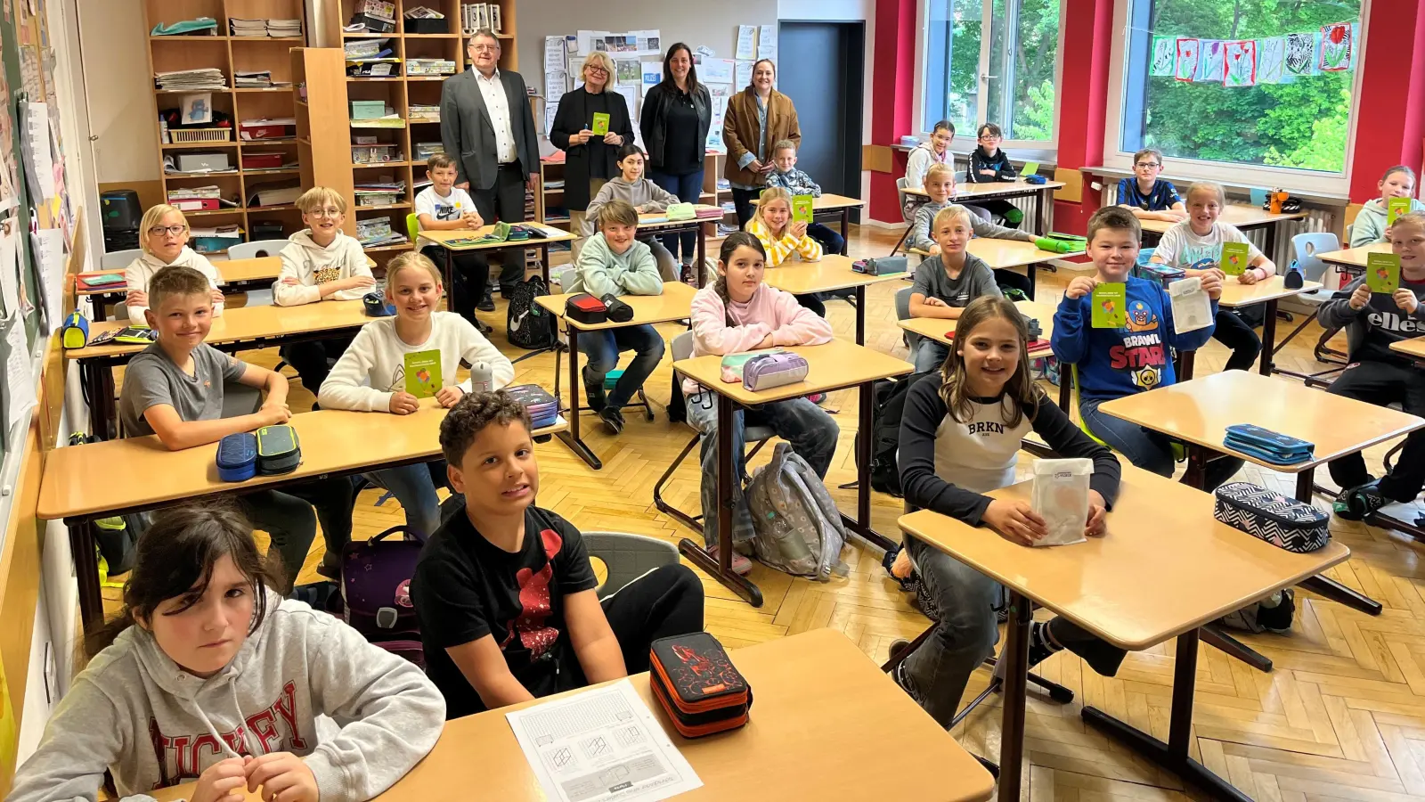 In der Klasse 4a der Grundschule Vilseck freuten sich die Kinder über die Nachbarschafts-Päckchen. Übergeben wurden sie von 1.Bürgermeister Hans-Martin Schertl und Christina Bauer (hinten 2.v.r.). Rektorin Petra Ligensa (2.v.l.) und Lehrerin Claudia Rode (hinten rechts) begrüßen diese tolle Aktion. (Bild: Stefanie Gradl)
