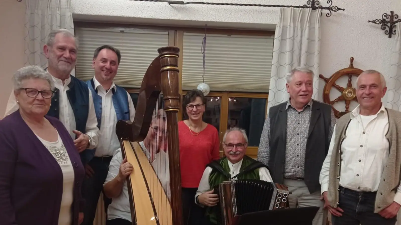 Die Mitglieder des Arbeitskreises Mundart zusammen mit der „Wirtshauseck Musi” (v.l.n.r. Christa Haubner, Günter Weber, Markus Keßler, Claudia Wittl, Gertraud Mois, Hans Fröhlich, Helmut Erndt, Wolfgang Leo Bäumler) (Bild: Silvia Bäumler)