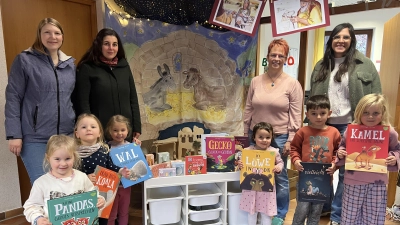 Spendenübergabe durch einen Teil des Orgateams des Kinderflohmarkts an die Leiterin de Kindergartens Barbara Krauthahn (2. v. rechts). (Bild: Franz Ficker)
