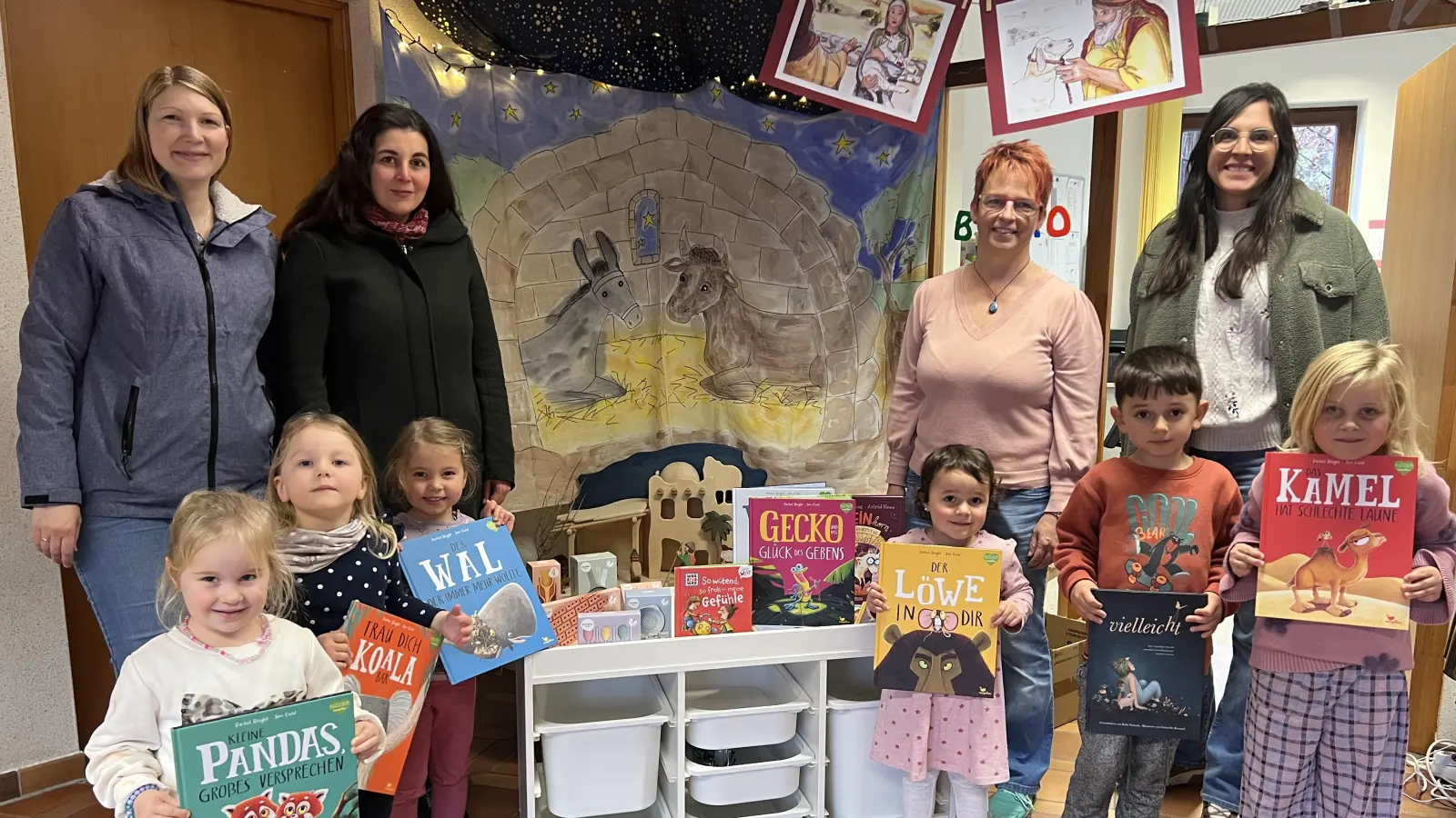 Spendenübergabe durch einen Teil des Orgateams des Kinderflohmarkts an die Leiterin de Kindergartens Barbara Krauthahn (2. v. rechts). (Bild: Franz Ficker)