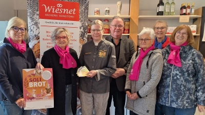 Das Team des Frauenbundes mit Pfarrer Michael Birner und Gabi Wiesnet, der Bäckermeisterin (Bildmitte) bei der Beendigung der Solibrot-Aktion 2026 (Bild: Margarete Hirsch)