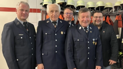 Bei Alois König und Franz Scherm (Zweiter und Vierter von links) bedankten sich die Vorsitzenden Matthias Melzner und Hubert Scherm sowie Bürgermeister Thomas Kaufmann (von links) für deren Treue zur Feuerwehr. (Bild: Feuerwehr/exb)