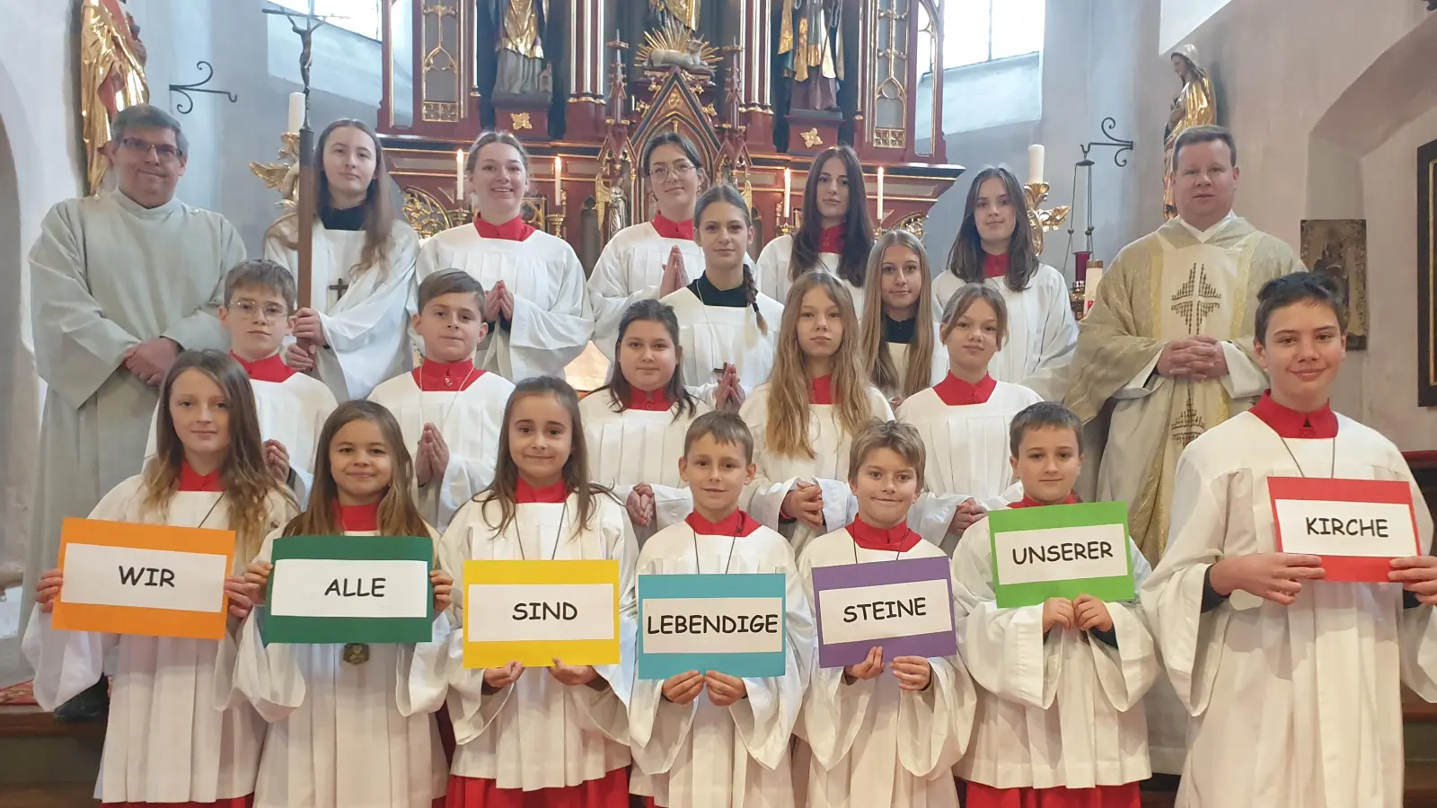 Pfarrer Thomas Kraus und Gemeindereferent Jochen Gößl begrüßten die neuen Ministranten der Pfarrgemeinde Kastl bei einem feierlichen Gottesdienst. (Bild: Angelika Kaufmann)