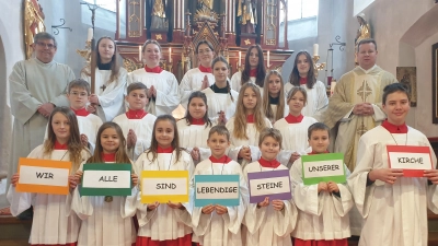 Pfarrer Thomas Kraus und Gemeindereferent Jochen Gößl begrüßten die neuen Ministranten der Pfarrgemeinde Kastl bei einem feierlichen Gottesdienst. (Bild: Angelika Kaufmann)