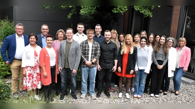 Alle Referendarinnen und Referendare mit ihren Seminarlehrkräften auf einen Blick: Jonas Geiß, Fabian Müller, Franziska Sünkel (Deutsch, Geschichte); Juliane Schindler, Karl Sebald (Englisch, Geschichte); Susanne Heindl, Seyma Nur Karakaya, Lehmann Katharina (Englisch, Französisch); Hannah Maier, Davis Shove, Sandro Zweck (Englisch, Spanisch); Mareike Drescher (Französisch, Spanisch).<br>Einen guten Start wünschen (von links): Martina Schlemmer-Baade (Seminarlehrkraft Deutsch, stellvertretender Seminarvorstand), Tobias Wagner (Seminarlehrkraft Geschichte), Susanne Reber-Schmidt (Seminarlehrkraft Spanisch), Astrid Bauer (Seminarlehrkraft Pädagogik), Birgit Stiegler (Seminarlehrkraft staatsbürgerliche Bildung), Daniela Müller-Baltzer (Seminarlehrkraft Französisch), Manuela Beck (Seminarlehrkraft pädagogische Psychologie) und Veronica Ellerbeck (Seminarlehrkraft Englisch). (Bild: Kathrin Hennig)