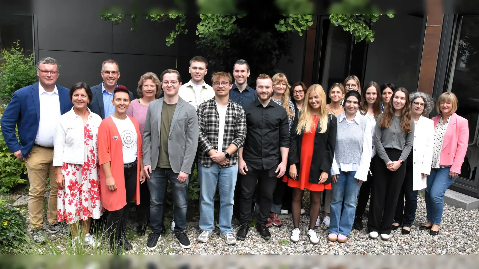 Alle Referendarinnen und Referendare mit ihren Seminarlehrkräften auf einen Blick: Jonas Geiß, Fabian Müller, Franziska Sünkel (Deutsch, Geschichte); Juliane Schindler, Karl Sebald (Englisch, Geschichte); Susanne Heindl, Seyma Nur Karakaya, Lehmann Katharina (Englisch, Französisch); Hannah Maier, Davis Shove, Sandro Zweck (Englisch, Spanisch); Mareike Drescher (Französisch, Spanisch).<br>Einen guten Start wünschen (von links): Martina Schlemmer-Baade (Seminarlehrkraft Deutsch, stellvertretender Seminarvorstand), Tobias Wagner (Seminarlehrkraft Geschichte), Susanne Reber-Schmidt (Seminarlehrkraft Spanisch), Astrid Bauer (Seminarlehrkraft Pädagogik), Birgit Stiegler (Seminarlehrkraft staatsbürgerliche Bildung), Daniela Müller-Baltzer (Seminarlehrkraft Französisch), Manuela Beck (Seminarlehrkraft pädagogische Psychologie) und Veronica Ellerbeck (Seminarlehrkraft Englisch). (Bild: Kathrin Hennig)