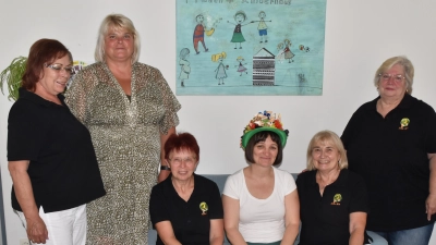 Die Vorstandschaft des Frauen-Stammtisches mit Gerdrud Wittmann (2 v. l.) und Frauenhausleiterin Enikö Nagy ( mitte). (Bild: Bernhard Czichon)