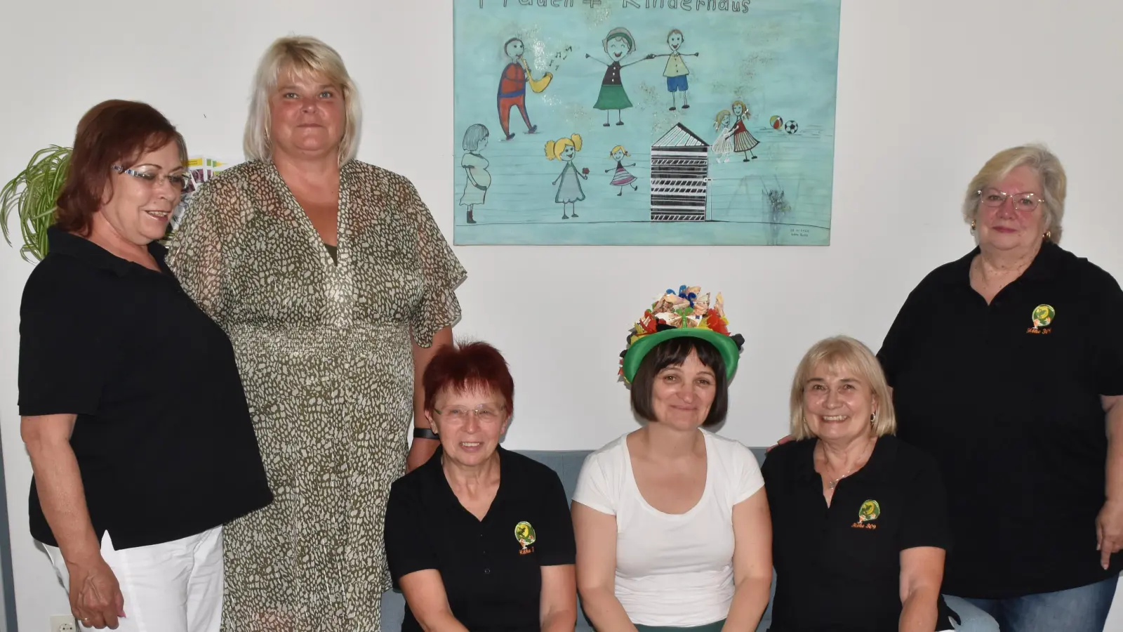 Die Vorstandschaft des Frauen-Stammtisches mit Gerdrud Wittmann (2 v. l.) und Frauenhausleiterin Enikö Nagy ( mitte). (Bild: Bernhard Czichon)