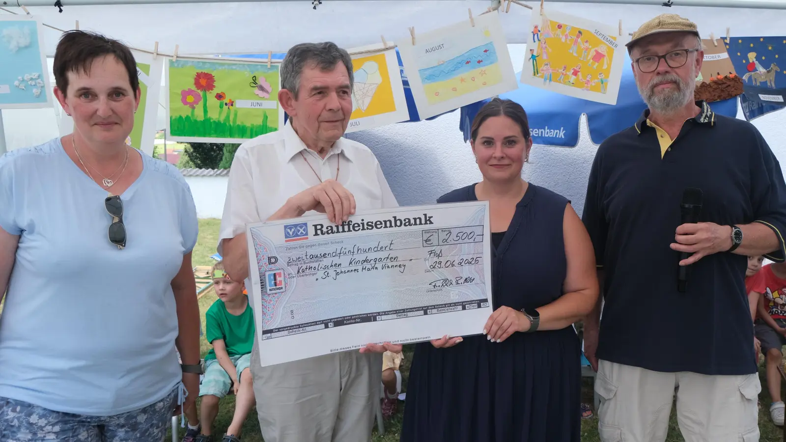  Der Kleintierzuchtverein Floß und Umgebung zeigte sich wieder einmal als großer Förderer sozialer Einrichtungen im Markt. Beim Pfarr- und Kinderfest am Sonntag der katholischen Pfarrgemeinde St. Johannes der Täufer wurde 2 500 Euro für den Kindergarten übergeben. Von links: 2. Vorsitzende Bianca Kraus, Pfarrer Max Früchtl, Leiterin Svenja Horn und 1. Vorsitzender Berthold Fröhlich. (Bild: Fred Lehner)
