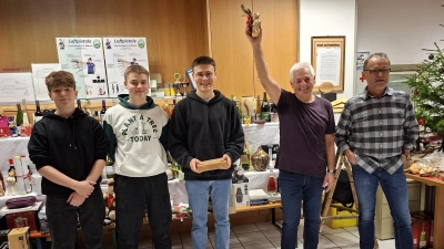 Das Versteigerungsteam bei Freischütz Karmensölden von links: Samuel Asabidi, Niklas Bechthold, Andreas Bechthold, Hans Meier, Bernhard Erras. (Bild: Stefan Neubauer)