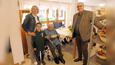 Heimleitung Kornelia Nickl, Jungzüchter Josef Schreier, 1. Bgm. Richard Tischler bei der Osternest Verteilumg (Bild: Hans Kiener)