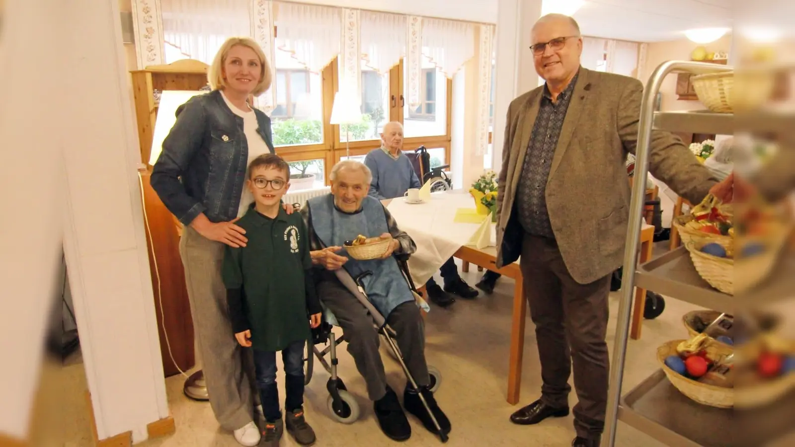 Heimleitung Kornelia Nickl, Jungzüchter Josef Schreier, 1. Bgm. Richard Tischler bei der Osternest Verteilumg (Bild: Hans Kiener)