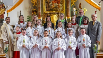 Die Erstkommunikanten mit Ihren Lehrkräften und Pfarrer John Subash Vincent (Bild: Katharina Merther)