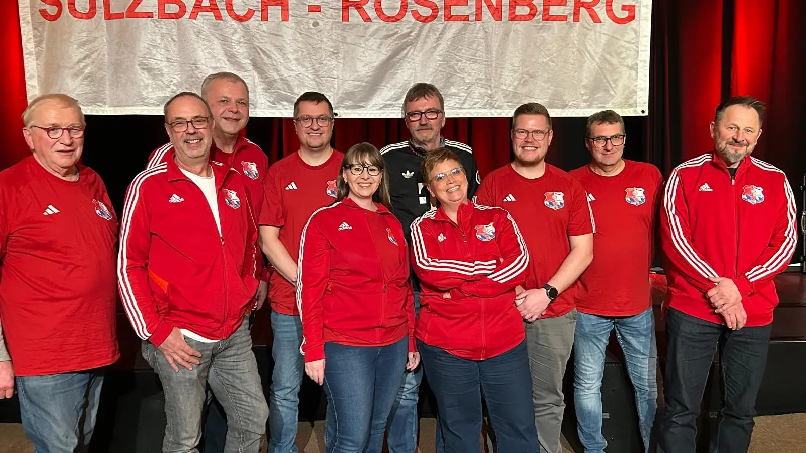 Zur Vorstandschaft des Fanclubs gehören (von links) Günther Wedel, Markus Fleischmann, Gerhard Windl, Benjamin Schinhammer, Andrea Luber, Hans-Jürgen Seebauer, Anita Windl, Maximilian Schinhammer, Gerhard Pickel und Oliver Schirm; es fehlt Manfred Zahn. (Bild: Andreas Royer)