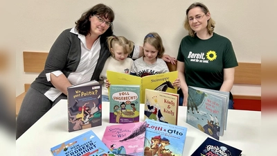 Büchereileiterin Katrin Stangl (links) und Vorstandsmitglied Hanna Rauh mit zwei Erstleserinnen  (Bild:  Jasmin Eisenberger)