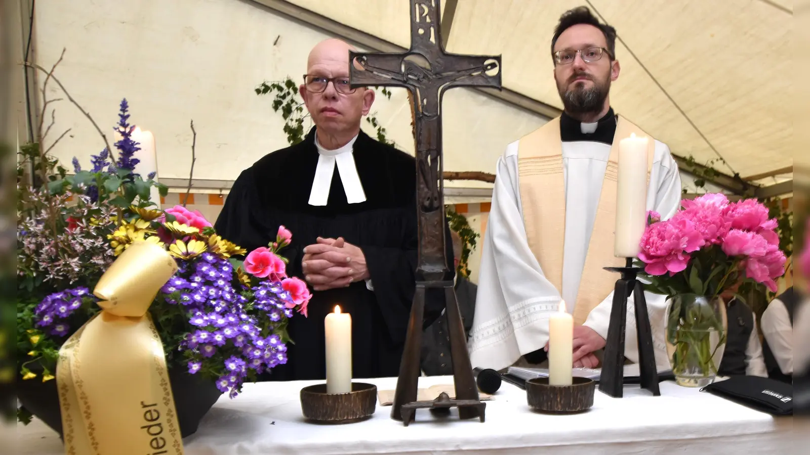 Pfarrer Thomas Schertel und Pfarrer Johannes Arweck beim ökumenischen Gottesdienst aus Anlass des 60-jährigen Bestehens des SV Illschwang; (links am Altar) befindet sich die Blumenstale mit Band, welche von den beiden SVI-Vorsitzenden Martin Luber und Werner Englhard beim Totengedenken dorthin gestellt worden sind. (Bild: Norbert Weis)
