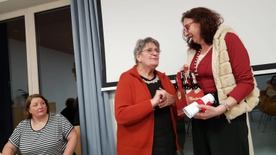 Dr. Elfriede Schießleder (links) ehemalige Landesvorsitzende des Kath. Frauenbundes referierte beim Frauenbund Zweigverein Moosbach über die Gründerin Ellen Ammann. Vorsitzende Angelika Hierold (rechts) dankte für den sehr ansprechenden Vortrag. (Bild: Peter Garreiss)