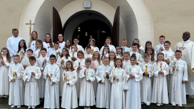 Die Schwarzenfelder Kommunionkinder mit Pfarrvikar Christian Ogu (hinten rechts) und Gemeinderefernt Markus Seefeld (hinten links). (Bild: Josef Maier)