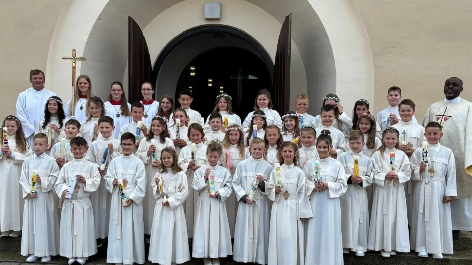 Die Schwarzenfelder Kommunionkinder mit Pfarrvikar Christian Ogu (hinten rechts) und Gemeinderefernt Markus Seefeld (hinten links). (Bild: Josef Maier)