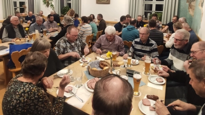 Sehr gut besucht war die Mitgliederversammlung der „Freunde Kooperatorenhaus Beidl”. Zum Abschluss gab es - wie in Beidl bei Generalversammlung üblich - eine Brotzeit.  (Bild: Wolfgang Jäger)