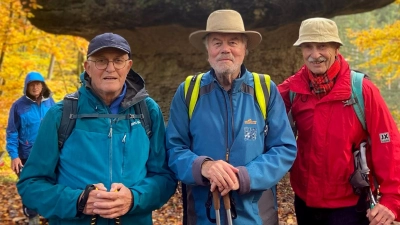 Walter Denk, Rainer Funker und Hans Rachwalik (v.r.n.l.) vom OWV Zweigverein Nabburg vor dem Naturdenkmal Parasolfelsen im Fränkischen Jura (Bild: Hans Rachwalik)