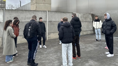 Ein Teil der Reisegruppe vor einem alten DDR Grenzwachturm. (Bild: Uli Süßmann)