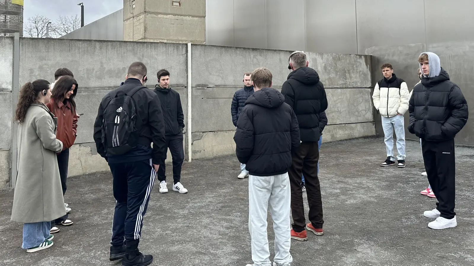 Ein Teil der Reisegruppe vor einem alten DDR Grenzwachturm. (Bild: Uli Süßmann)