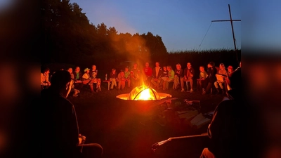 Einer unserer gemütlichen Abende am Lagerfeuer (Bild: Ellen Wey)