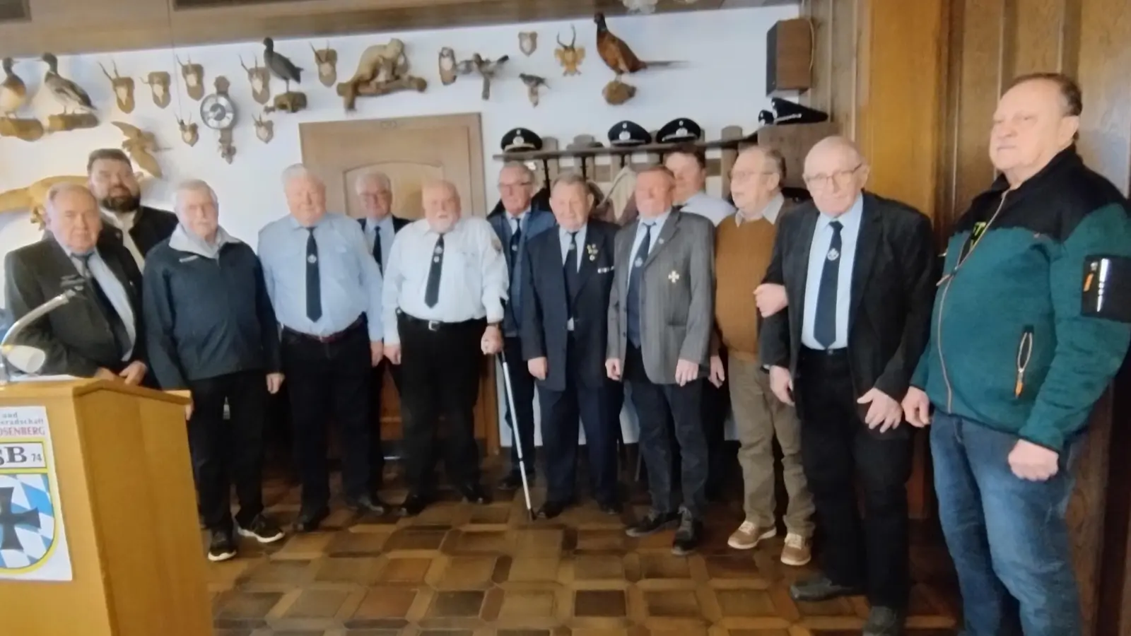 gesamte Vorstandschaft mit u.a.1. Vors. Falk, 2. Vors. Schneller, 4. und 6. v.r. und Bezirksvors. Embacher, 1. v.l. (Bild: Waltraud Dütsch)