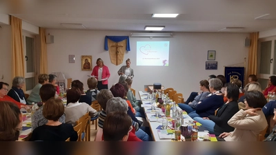Stellv. Diözesanvorsitzende Kerstin Aufschneider (links) und Bildungsreferentin Rebekka Wach (rechts) bei der Bezirkskonferenz in Teunz mit Vertreterinnen aus den Zweigvereinen des Bezirk Weiden. (Bild: Angelika Vogl)