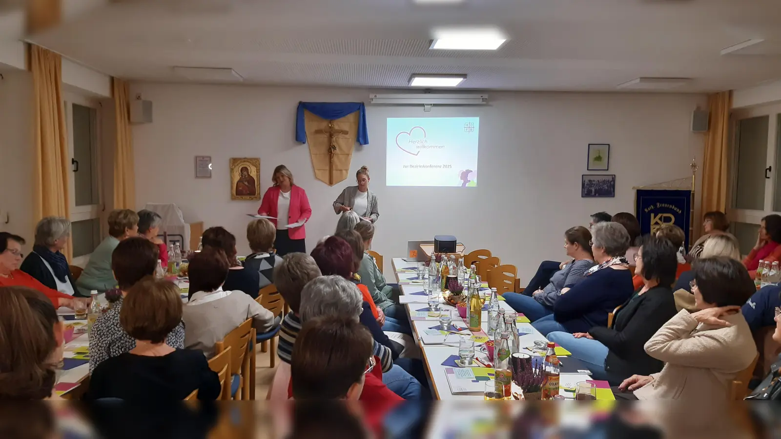 Stellv. Diözesanvorsitzende Kerstin Aufschneider (links) und Bildungsreferentin Rebekka Wach (rechts) bei der Bezirkskonferenz in Teunz mit Vertreterinnen aus den Zweigvereinen des Bezirk Weiden. (Bild: Angelika Vogl)