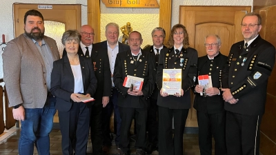 v.l. BGM Stefan Frank, Hildegart Geismann, Schriftführer H.-J. Reitzenstein, Landrat Richard Reisinger, Ernst Pilhofer, 2.Vorstand Martin Kernl, Kassiererin Karin Kraus, Helmut Heinl und 1.Vorstand Armin Kraus (Bild: Tamara Kraus)