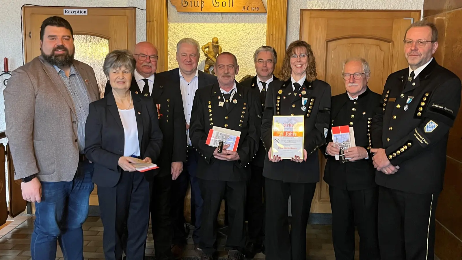 v.l. BGM Stefan Frank, Hildegart Geismann, Schriftführer H.-J. Reitzenstein, Landrat Richard Reisinger, Ernst Pilhofer, 2.Vorstand Martin Kernl, Kassiererin Karin Kraus, Helmut Heinl und 1.Vorstand Armin Kraus (Bild: Tamara Kraus)