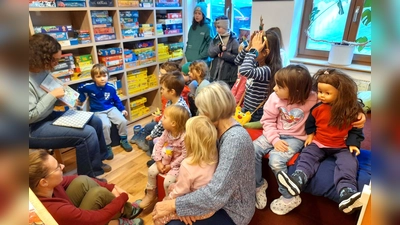 Kinder lauschen gespannt der Geschichte von Tilda Apfelkern. (Bild: Georg Dürr)