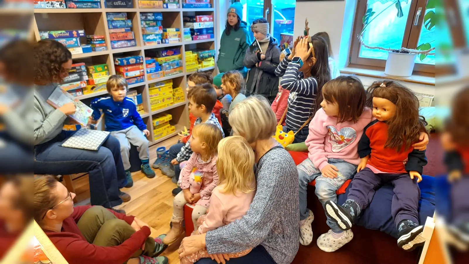 Kinder lauschen gespannt der Geschichte von Tilda Apfelkern. (Bild: Georg Dürr)