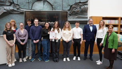 Übergabe der Urkunde an das P-Seminar, OStD Francisco García und StRin Carolin Kopp durch die Ministerialbeauftragte der Gymnasien in der Oberpfalz Anette Kreim.  (Bild: Tobias Trottmann)