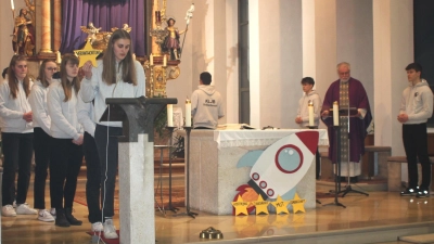 In ihren Fürbitten beschwor die Burkhardsreuther Landjugend christliche Lebensgrundsätze wie Hoffnung auch in schwierigen Zeiten, Dankbarkeit für gebotene Chancen, Mut zu Entscheidungen und Taten, niemanden ausschließende Gemeinschaft und Bereitschaft zur Übernahme von Verantwortung für eine gerechtere Welt. (Bild: Bernhard Piegsa)