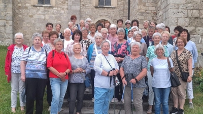 Gruppenbild vor der Kirche St. Peter in Kastl. (Bild: Anita Hartmann)