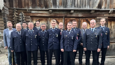 Von links: Bürgermeister Alwin Märkl, Werner Fruth, KBM Dominik Ernst, Reinhard Püschl, KBI Armin Daubenmerkl, Josef Walter, Robert Heldmann, KBR Christof Strobl, Manfred Escherl, Matthias Amann, Landrat Richard Reisinger, Tobias Göbl, Markus Felbinger. (Bild: Christine Hollederer)