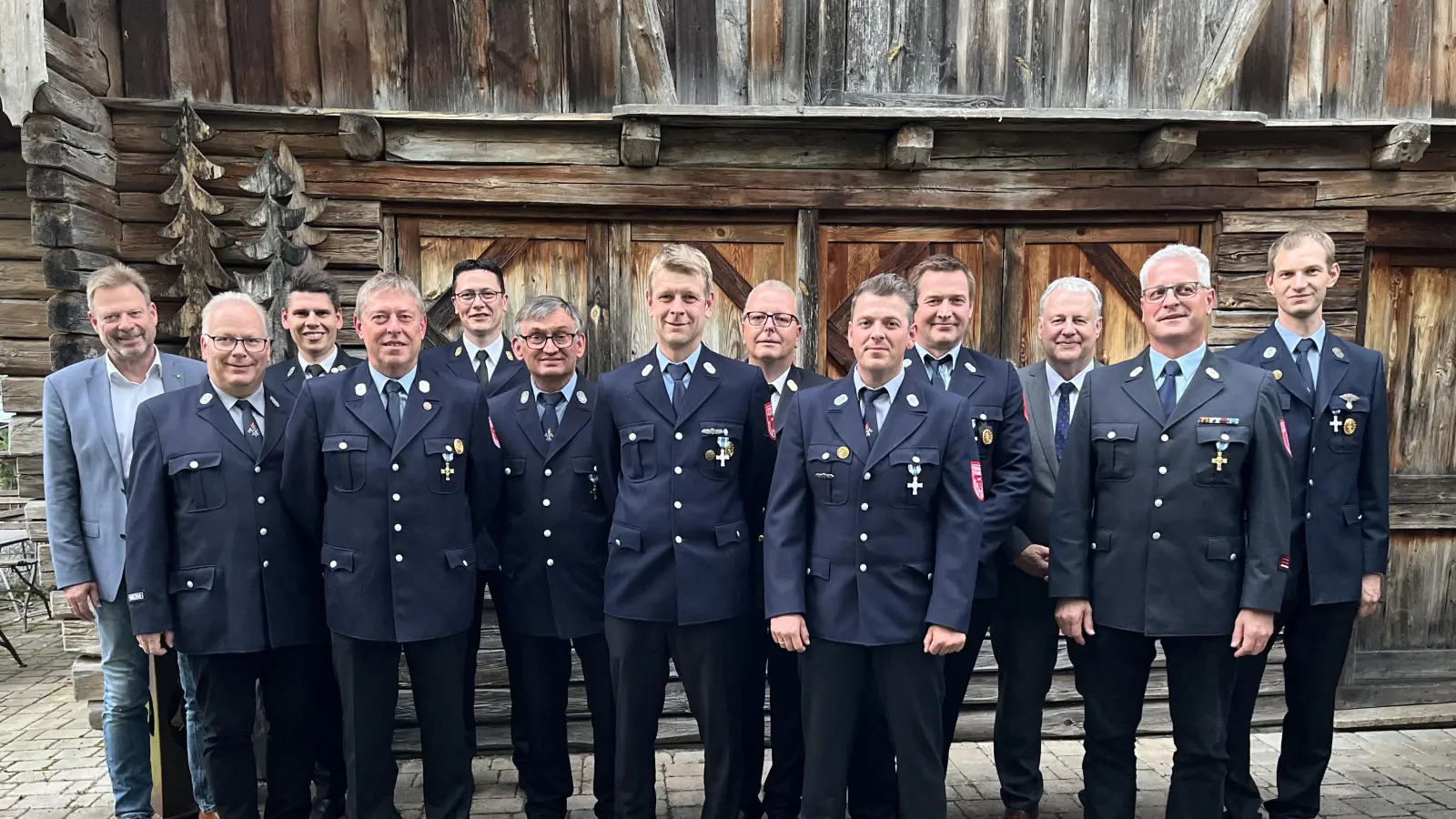 Von links: Bürgermeister Alwin Märkl, Werner Fruth, KBM Dominik Ernst, Reinhard Püschl, KBI Armin Daubenmerkl, Josef Walter, Robert Heldmann, KBR Christof Strobl, Manfred Escherl, Matthias Amann, Landrat Richard Reisinger, Tobias Göbl, Markus Felbinger. (Bild: Christine Hollederer)