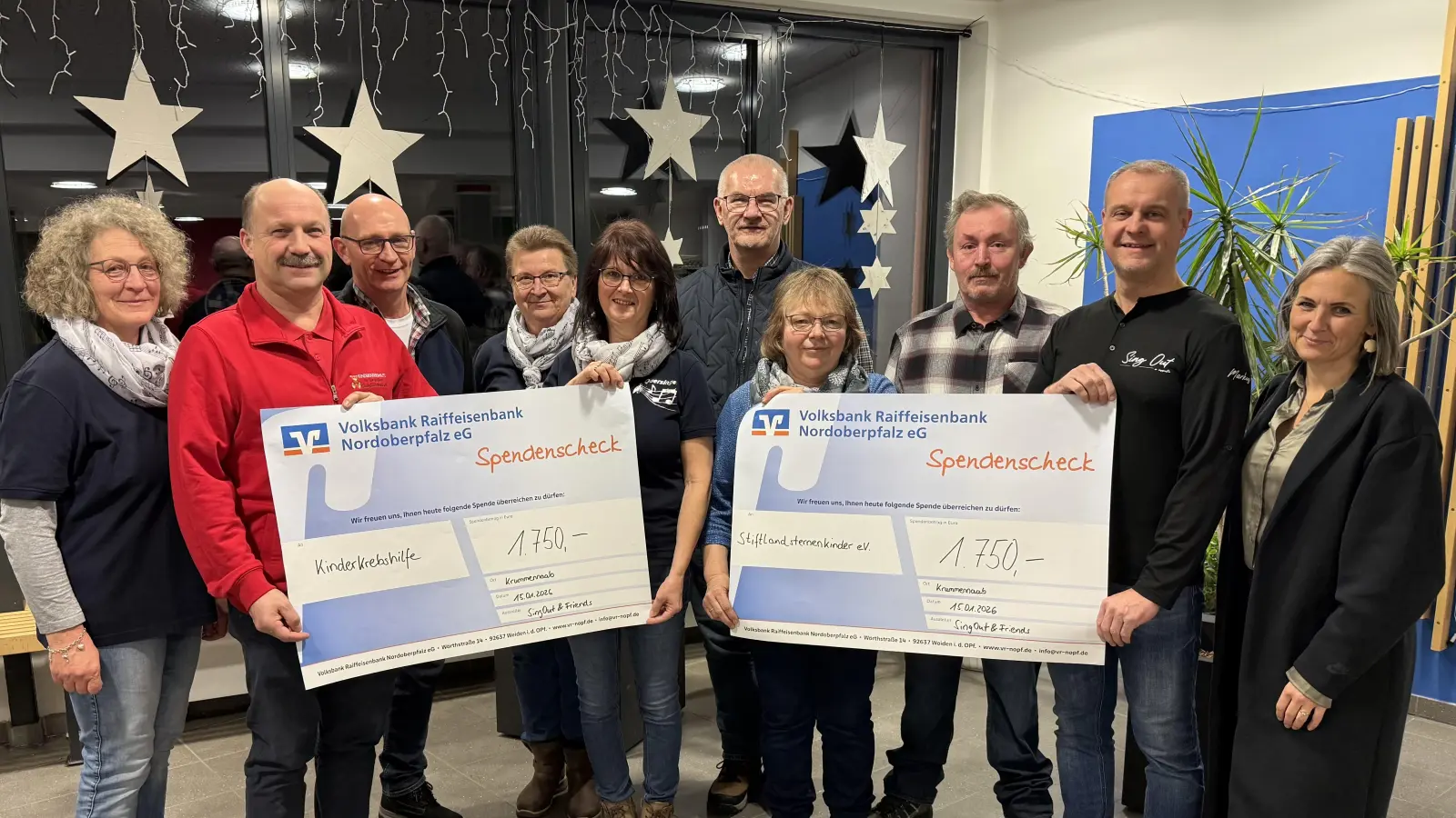 Mit großer Freude überreichten die Musiker die gesammelte Spende an die Empfänger. Links: Quersinger und Querbläser an Kinderkrebshilfe Nordoberpfalz e.V. und rechts Sing Out an Stiftland Sternenkinder e.V.. (Bild: Andreas Heinz)
