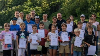 Stolz präsentierten die Kinder ihre Urkunden. (Bild: Bernhard Lang)