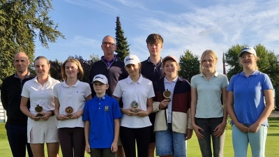 Sieger des Turniers mit Jugendwart Hermann Raab-Stich und Golflehrer Steve Anders (Bild: Andrea Graf)