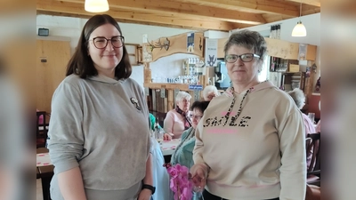 Die Leiterin der Selbsthilfegruppe Frau Barbara Reil (rechts) überreicht an Frau Dr. Annette Lechler ein Präsent. (Bild: Maria Kick)