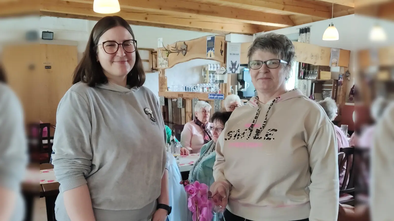 Die Leiterin der Selbsthilfegruppe Frau Barbara Reil (rechts) überreicht an Frau Dr. Annette Lechler ein Präsent. (Bild: Maria Kick)