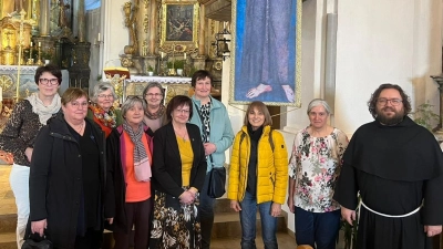 Franziskuskreis und OFS mit Pater Dr. Mateusz Micek vor dem Banner des Heiligen Franziskus in der Klosterkirche St. Felix in Neustadt/WN (Bild: Pater Stanislaw Sliwinski OFMConv)