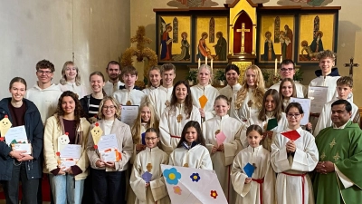 Die Ministrantengemeinschaft der Pfarrei Friedenfels mit den verabschiedeten Oberministranten (links im Bild), der neu aufgenommenen Ministrantin Luca Marie Klar (Bildmitte) und Pfarrer Martin (rechts). (Bild: Roland Zeitler)