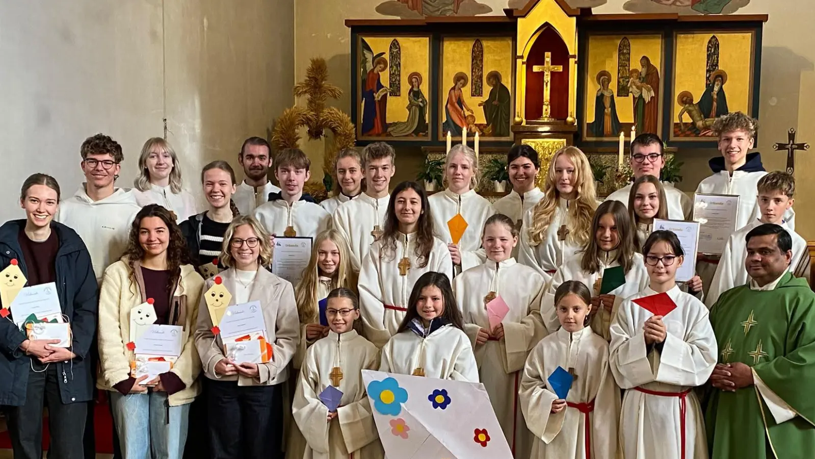 Die Ministrantengemeinschaft der Pfarrei Friedenfels mit den verabschiedeten Oberministranten (links im Bild), der neu aufgenommenen Ministrantin Luca Marie Klar (Bildmitte) und Pfarrer Martin (rechts). (Bild: Roland Zeitler)