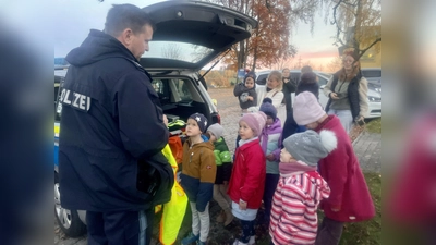 Interessiert verfolgen auch die Kleinsten, was der erfahrene Polizist über seine Arbeit berichtete. (Bild: Daniela Sauer)